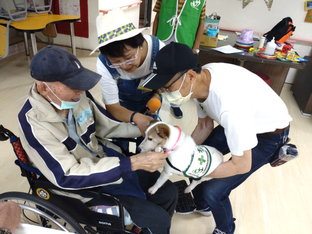 北榮桃園分院附設護理之家運用動物輔療神奇力量 提供優質照護