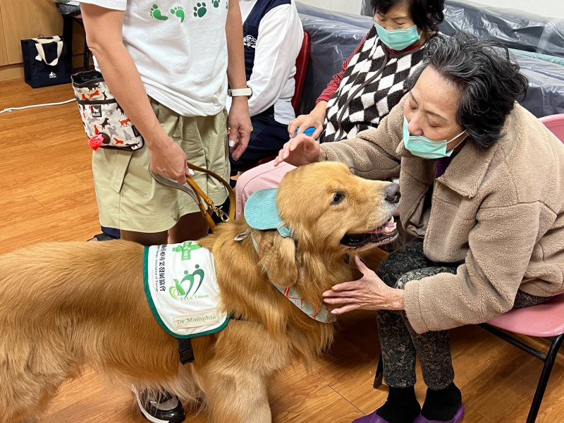 桃園療養院的「狗醫生」 透過寵物治療提升高齡長者的住院生活品質