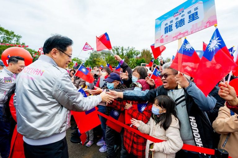 桃市府114年元旦升旗典禮 巨幅國旗亮相