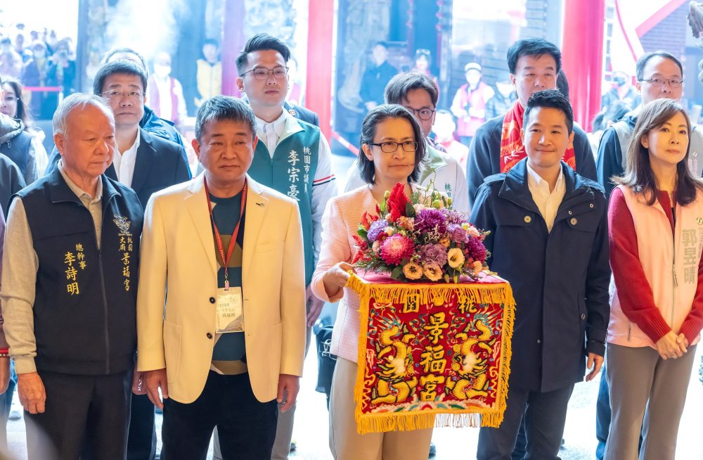 副總統蕭美琴至桃園景福宮參香祈福發福袋